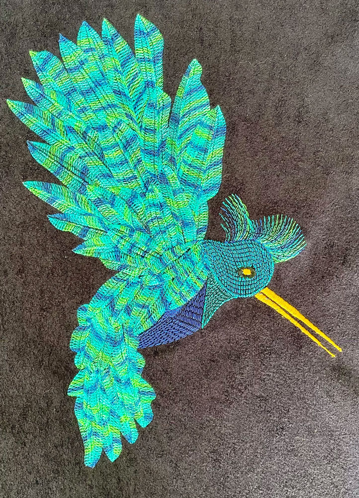 Brodé avec un seul fil multicolore pour  les plumes